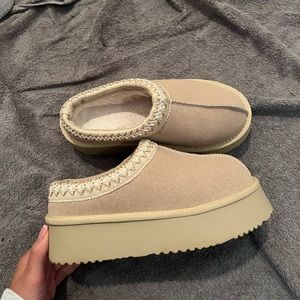 UGG TAZZ PLATFORM SLIPPERS